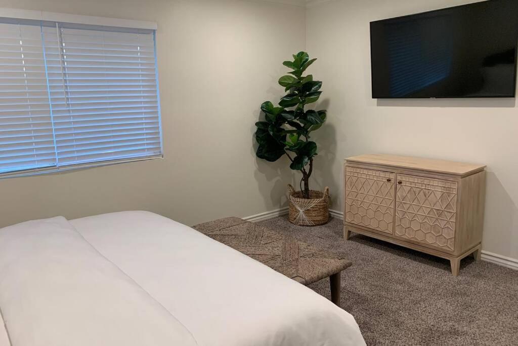 City Center Villa - Pool, Patio & Close To Beach! Huntington Beach Bagian luar foto